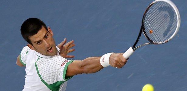 Novak Djokovic rebate bola durante a partida contra Del Potro, na semifinal do torneio de Dubai - REUTERS/Mohammed Salem 
