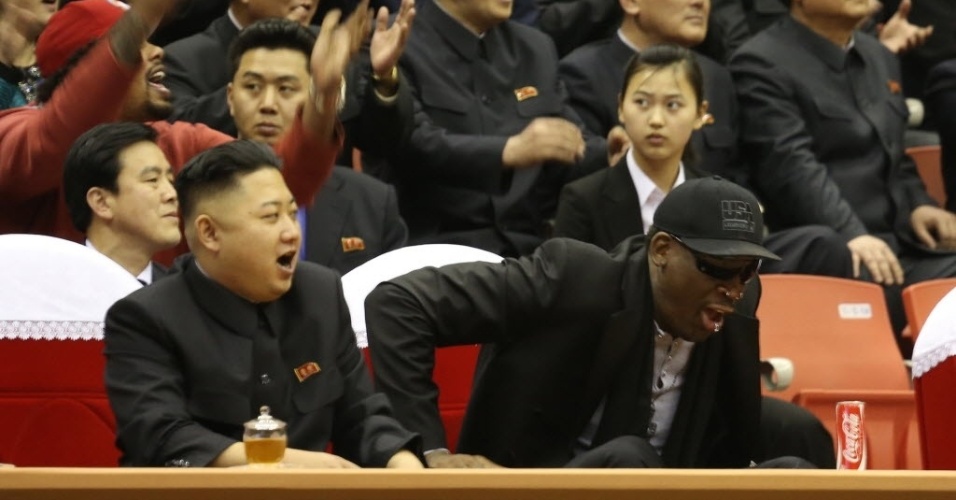 01.mar.2013 - O líder da Coreia do Norte, Kim Jong-un, e o ex-astro da NBA Dennis Rodman vibram com lance no amistoso dos Harlem Globetrotters em Pyongyang, capital norte-coreana - AP Photo/VICE Media, Jason Mojica