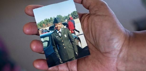 Tiffany Jackson, veterana do Exército dos EUA que já viveu como sem-teto, segura fotografia em que aparece fardada, em Palmdale, Califórnia - Monica Almeida/The New York Times