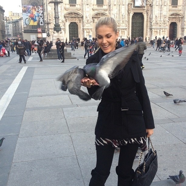 1.mar.2013 - Ana Hickmann alimenta pombos na Itália