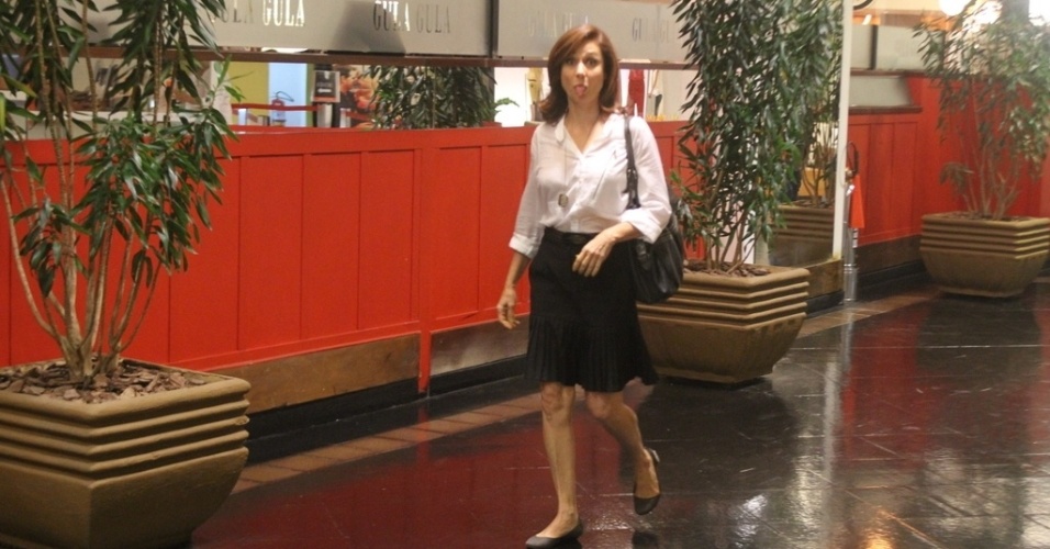 1.mar.2013 - Durante passeio em shopping, Zezé Polessa brincou mostrando a língua para o paparazzo