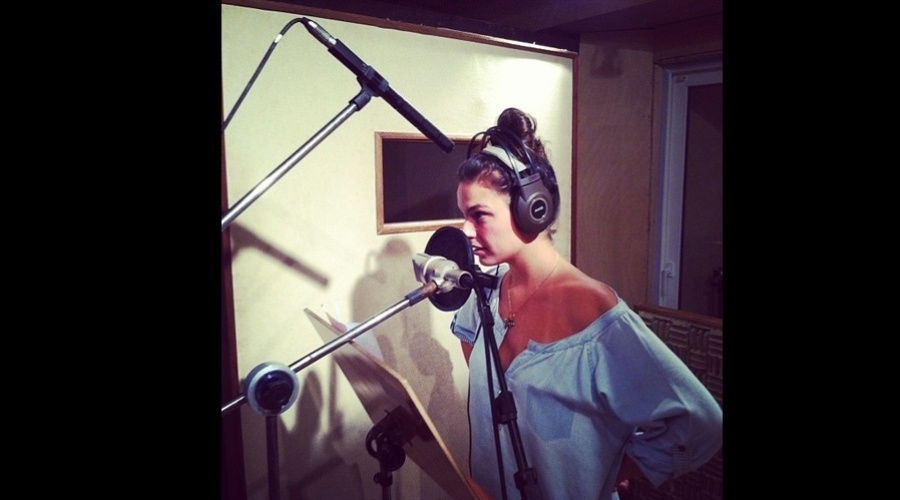 1.mar.2013 - Isis Valverde gravou em um estúdio para a finalização do filme "Faroeste Caboclo" do qual é protagonista