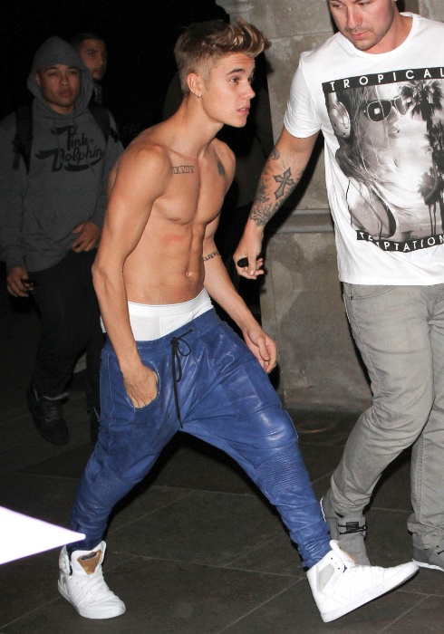 1.mar.2013 - Justin Bieber retorna para o seu hotel em Londres após comemorar seus 19 anos