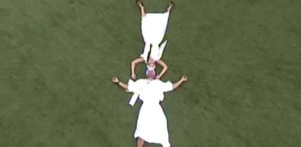 1°.mar.2013 - Marcello e Kamilla, vestidos de estátua por causa do castigo do monstro, deitam no chão juntos