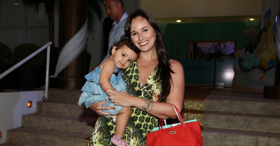 1.mar.2013 - Mariana Belém prestigiou a festa de aniversário de Maria Eduarda, filha de Eduardo Guedes, em São Paulo. Mariana estava acompanhada da filha, Laura