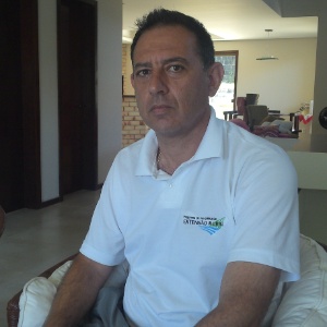 Alessandro Arbage, professor que se voluntariou para recepcionar os estudantes em Santa Maria - Thiago Varella/UOL