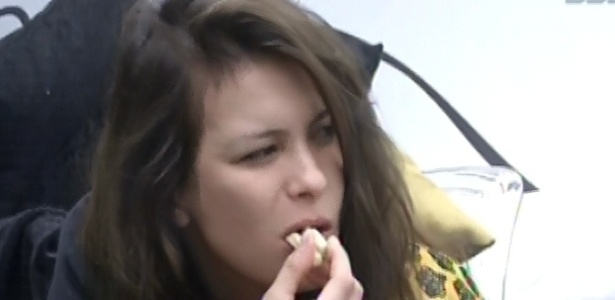 1°.março.2013 - Após comer trufa, ela come palitinhos salgados antes de descer à sala