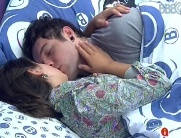 1°.mar.2013 - No mesmo quarto que Natália e Marcello, Andressa e Nasser se beijam e trocam carinhos na cama