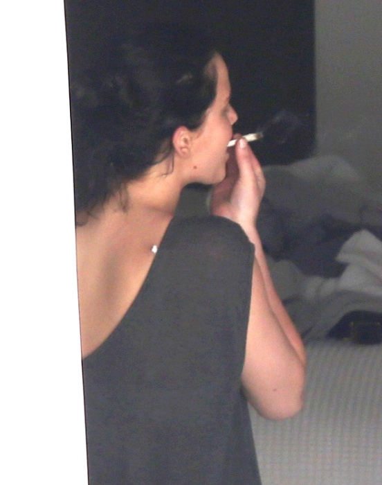26.fev.2013 - Após ganhar o Oscar de melhor atriz pelo filme "O Lado Bom da Vida", a atriz Jennifer Lawrence é fotografada com cigarro suspeito em seu quarto de hotel no Havaí