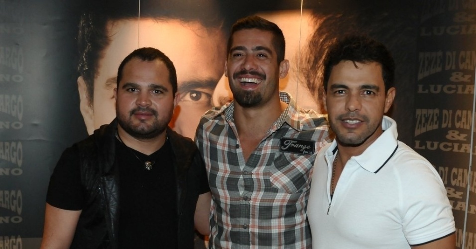 28.fev.2013 - Yuri, que recentemente participou do BBB 13, tirou fotos com a dupla depois do show no cruzeiro - Francisco Cepeda/AgNews