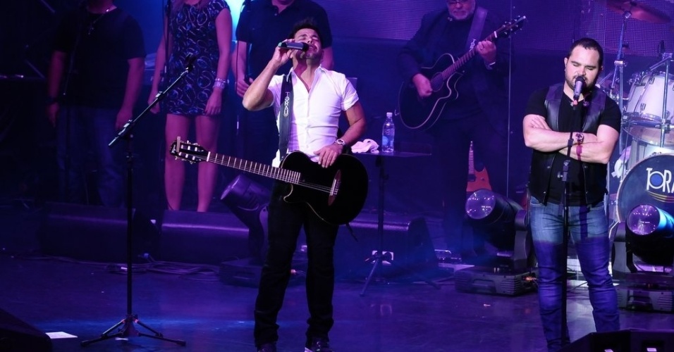 28.fev.2013 - Zezé di Camargo e Luciano se apresentam no cruzeiro "É o Amor" que a dupla promove há cinco anos. O navio partiu do porto de Santos, no litoral paulista, pela manhã - Francisco Cepeda/AgNews