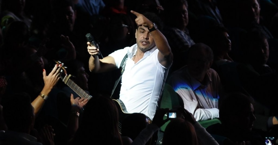 28.fev.2013 - Zezé di Camargo e Luciano se apresentam no cruzeiro "É o Amor" que partiu de Santos (SP) com destino a Cabo Frio (RJ) - Francisco Cepeda/AgNews