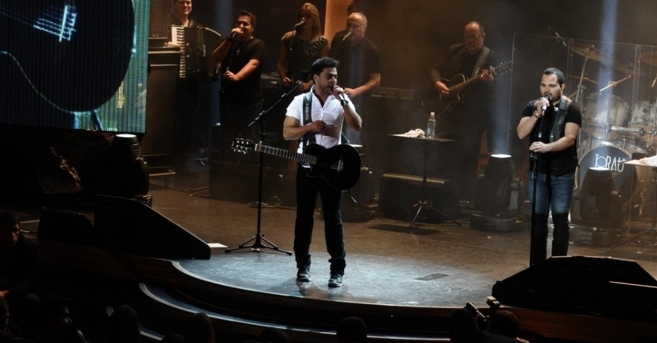 28.fev.2013 - Zezé di Camargo e Luciano se apresentam no cruzeiro "É o Amor" que a dupla promove há cinco anos. As cabines custavam a partir de R$ 1 mil - Francisco Cepeda/AgNews