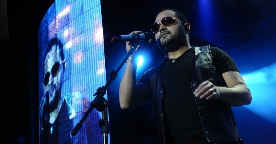 28.fev.2013 - Zezé di Camargo e Luciano se apresentam no cruzeiro "É o Amor" que a dupla promove há cinco anos. O navio partiu do porto de Santos, no litoral paulista, pela manhã - Francisco Cepeda/AgNews