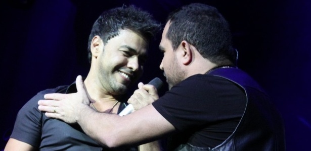 Zezé di Camargo e Luciano durante apresentação no cruzeiro "É o Amor"