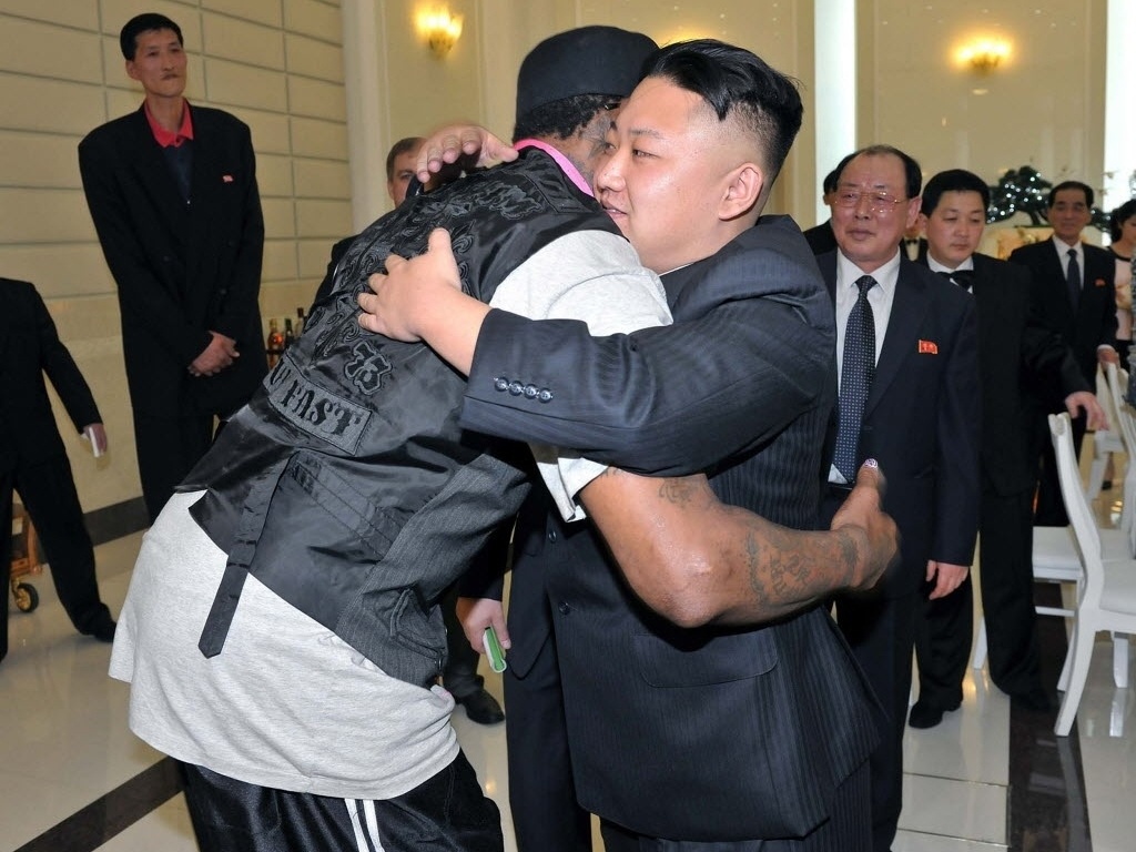 28.mar.2013 - Dennis Rodman abraça o líder da Coreia do Norte, Kim Jong-un, ao chegar ao país, onde assistiu amistoso dos Harlem Globetrotters e ministrará clínica para crianças - AFP PHOTO / KCNA