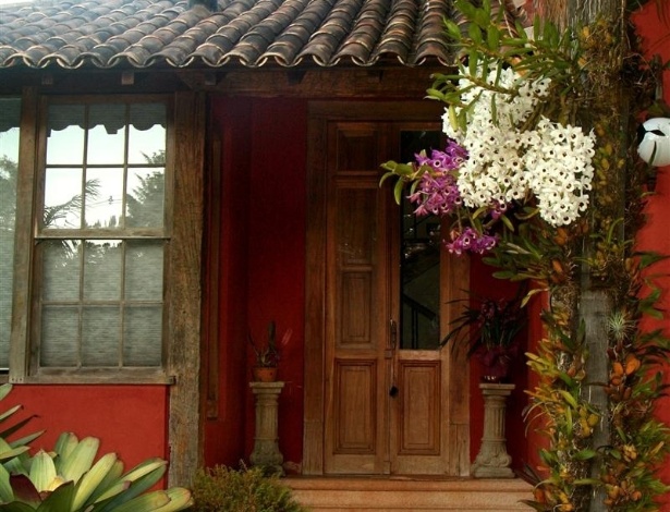 A arquiteta Flávia Soares adquiriu a porta de madeira maciça, com mais de 400 anos e detalhes de vidro nas folhas duplas, na loja Demolições Lisboa (www.lisboademolicoes.com.br), para uma casa em um condomínio fechado na Grande Belo Horizonte (MG). A peça única foi comprada por R$ 40 mil - Divulgação