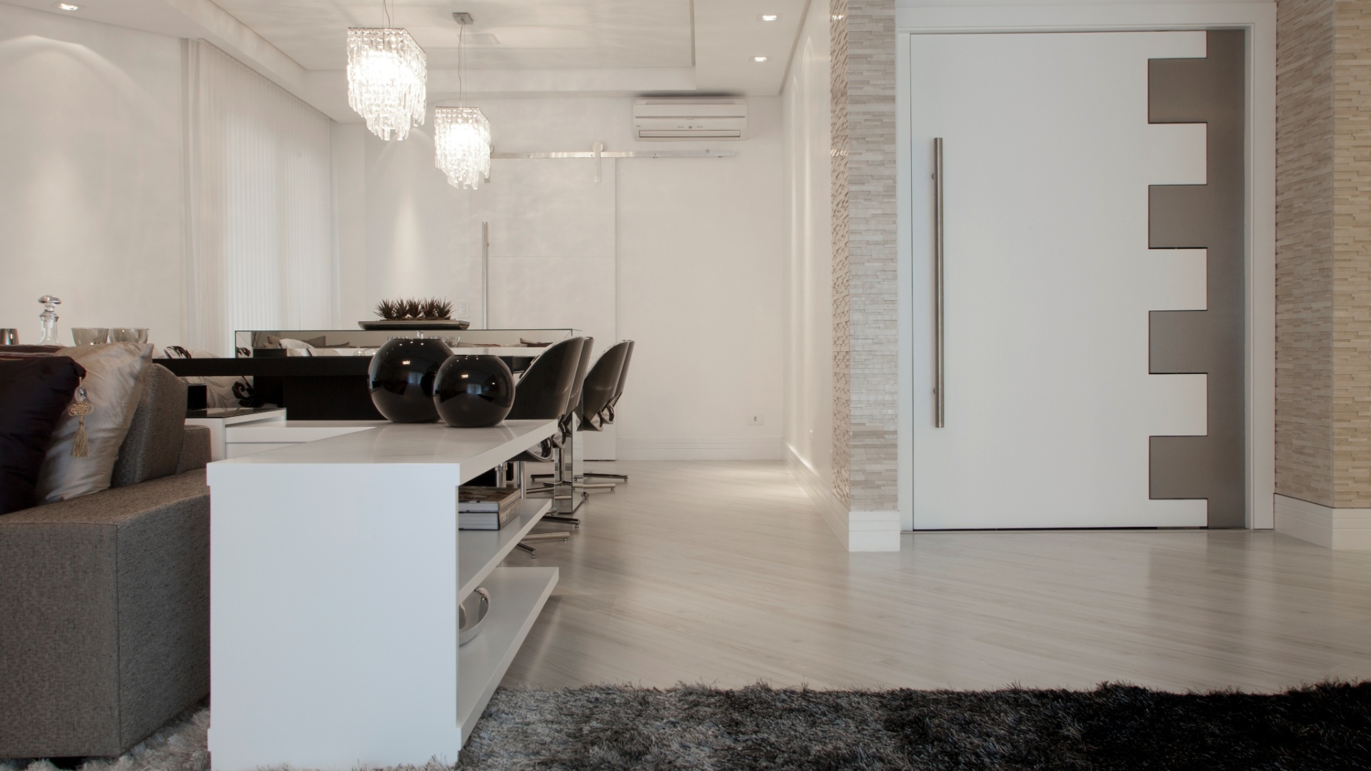 A arquiteta Teresa Simões escolheu a Marcenaria Blanco Design (11 3969-8228) para confeccionar a porta de entrada que lembra um quebra-cabeças. A peça é feita de madeira maciça e possui acabamento de laca branca acetinada, além de fechadura biométrica, que substitui a chave convencional. O preço é R$ 5,6 mil | Preço consultado em janeiro de 2013 e sujeito a alterações - Divulgação