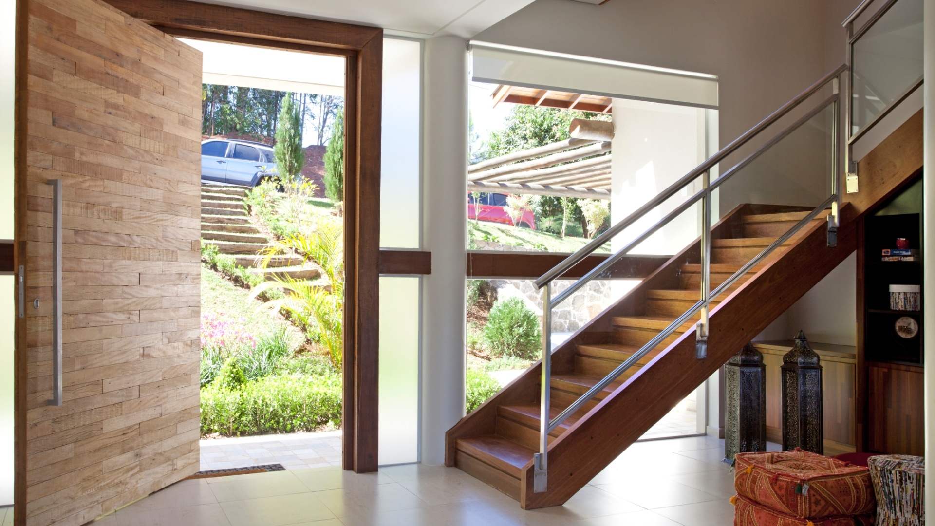 A dupla de arquitetos Samy e Ricky Dayan opta por dar um aspecto artístico às portas principais das casas que projetam e usam textura ou revestimentos especiais para criar um efeito cênico. O modelo da foto, pivotante em peroba de demolição, foi executado pela Marcenaria JSS (11 4186-6923). O custo da peça é de R$ 3 mil | Preço consultado em janeiro de 2013 e sujeito a alterações - Divulgação