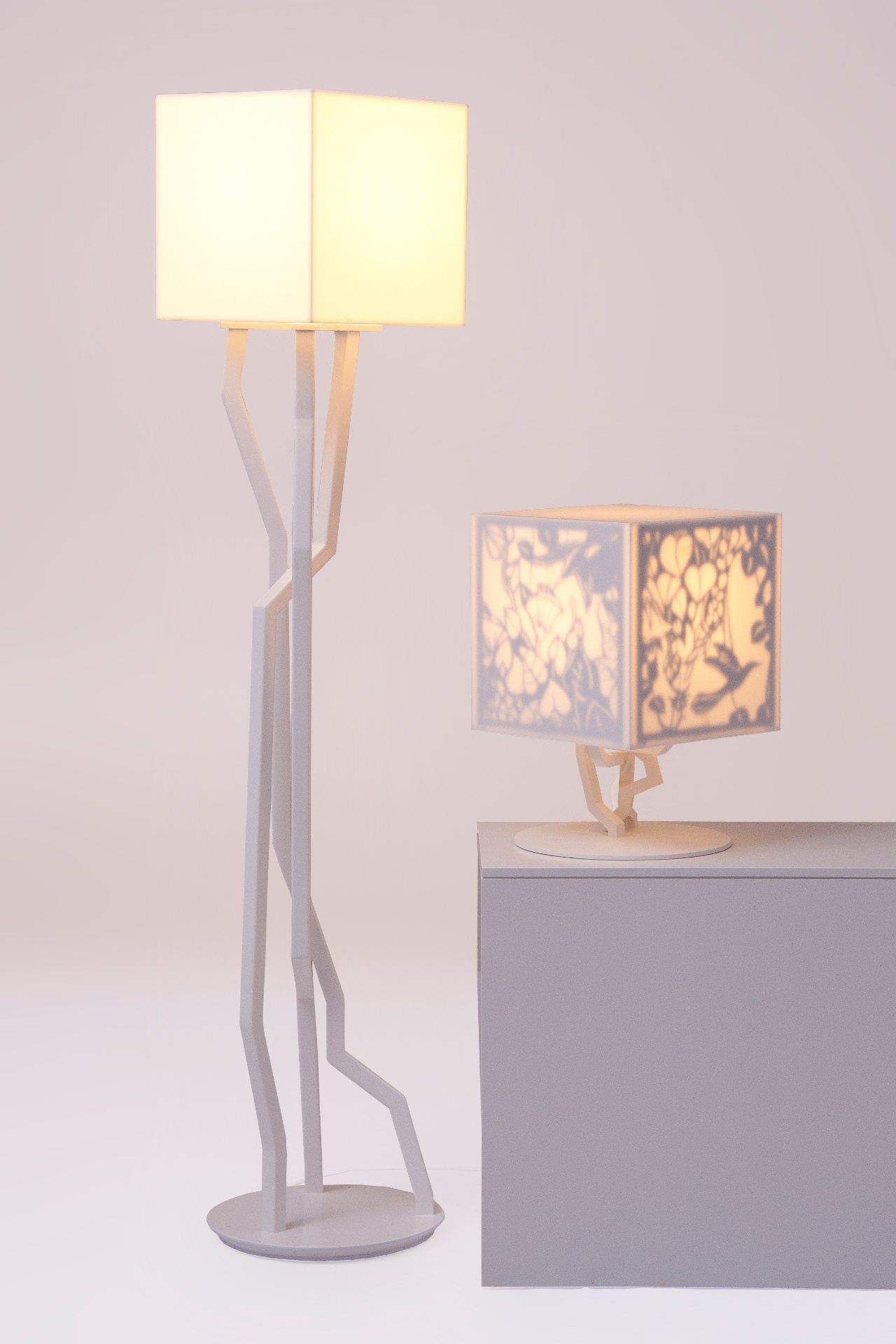 A luminária de mesa  Mimo! visa reproduzir a natureza em pequena escala. Uma das versões de cúpula possui desenhados a fim de projetar sombras que lembram as de um pequeno bosque. Por sua vez, a luminária de piso  Equilíbrio! é inspirada nas copas das árvores que suportam ventos e tempestades - Divulgação