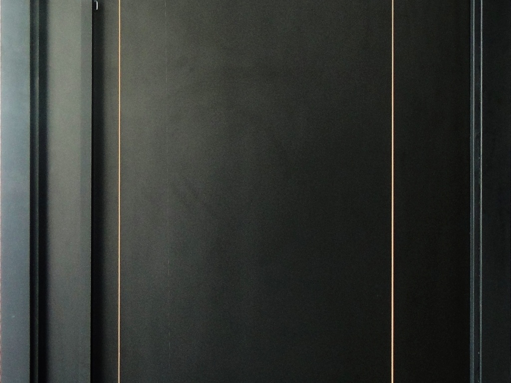 A porta Bora Bora possui tipologia pivotante e acabamento em laminado padrão wengue, com verniz. A peça faz parte da linha Design, da Multidoor (www.multidoor.com.br), conta com detalhes em cristais Swarovski e tem preço a partir de R$ 3,9 mil, com kit completo de puxador | Preço consultado em janeiro de 2013 e sujeito a alterações. - Divulgação