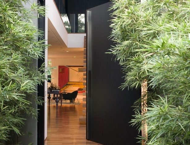 A porta pivotante, criada pela arquiteta Clarissa Strauss, tem estrutura metálica revestida por carvalho ebanizado e foi executada pela Marcenaria Plancus (www.plancus.com.br). A peça custa a partir de R$ 4,5 mil; valor variável de acordo com o acabamento e as medidas e não inclusivo de puxadores | Preço consultado em janeiro de 2013 e sujeito a alterações - Divulgação