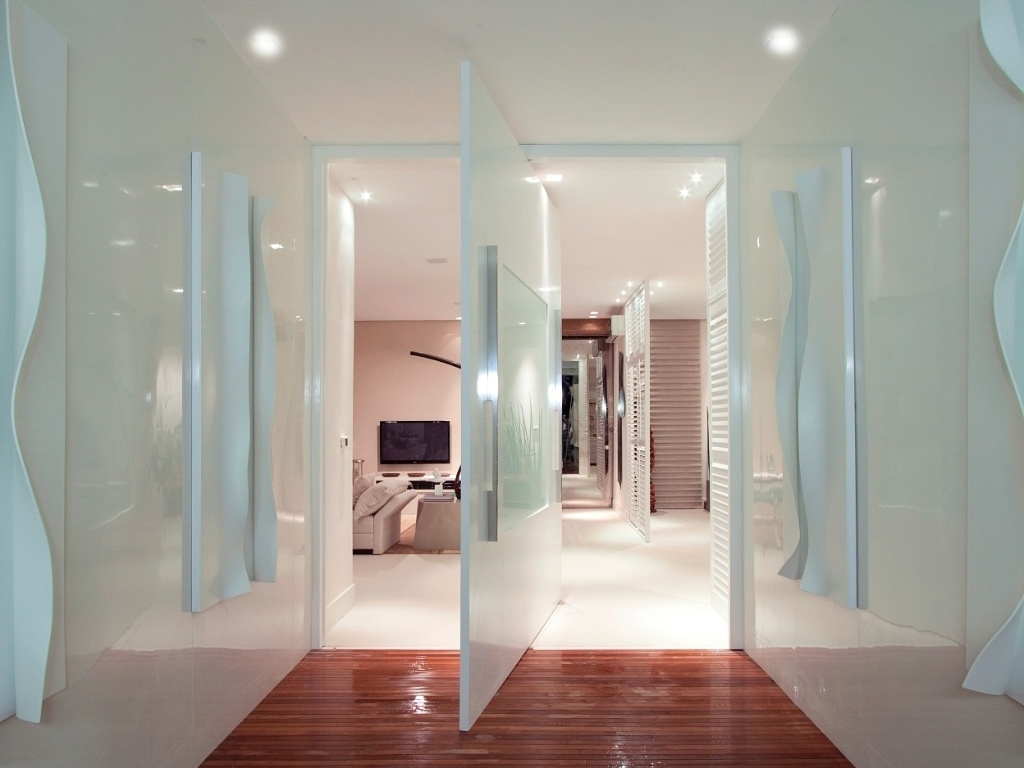 A porta principal de entrada, modelo pivotante, foi desenhada pela arquiteta Jóia Bergamo e executada pela Marcenaria Marcelo (marcenariamarcelosonhossobremedida.blogspot.com.br). A peça em madeira laqueada branca possui recorte central em vidro fosco, puxadores cromados e custo a partir de R$ 4 mil | Preço consultado em janeiro de 2013 e sujeito a alterações - Divulgação