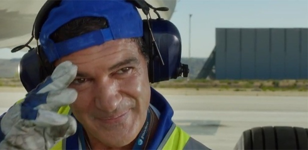 Antonio Banderas vive funcionário de aeroporto em "Os Amantes Passageiros" - Reprodução