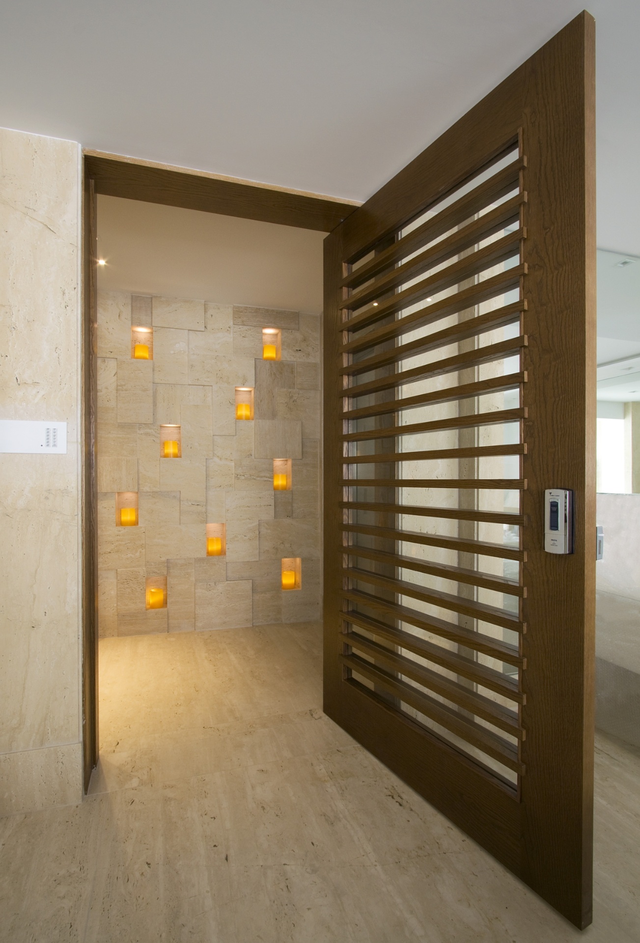 Com projeto das arquitetas Andrea Teixeira e Fernanda Negrelli, a porta pivotante de folha simples e modelo vazado ganhou reforço na segurança pelo uso de travas de quatro pinos. Preço: R$ 7 mil, na marcenaria Definitiva Móveis (19 3849-7203) | Preço consultado em janeiro de 2013 e sujeito a alterações - Divulgação