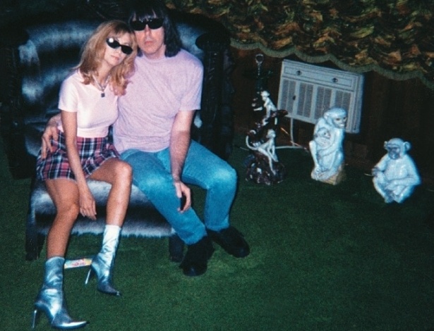 Em Graceland, mansão de Elvis Presley, Johnny posa com Linda, mulher que também foi ex-namorada de Joey Ramone