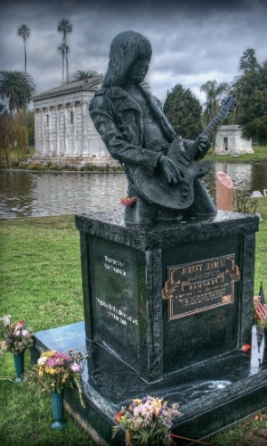 Estátua dedicada ao guitarrista dos Ramones