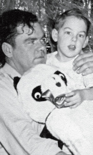 John Cummings e seu pai, em foto de infância