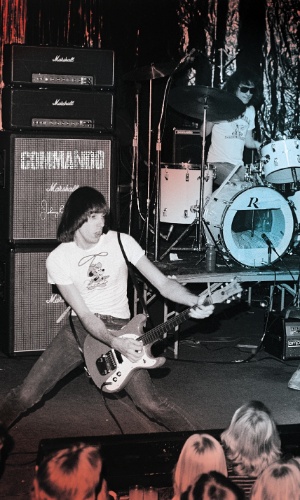 Johnny e Marky Ramone durante show da banda