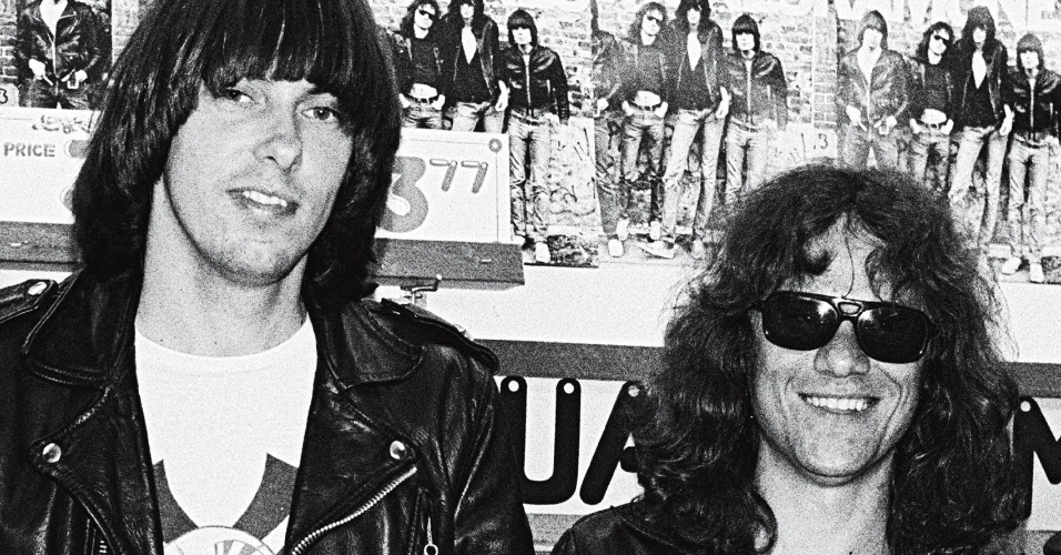 Johnny e Tommy posam diante do material de divulgação de "Ramones", primeiro álbum do grupo