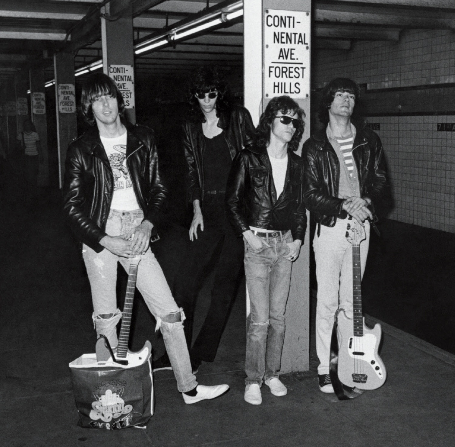 Johnny, Joey, Tommy e Dee Dee Ramone posam para foto no metrô de Nova York - Bob Gruen/Divulgação/Editora Leya