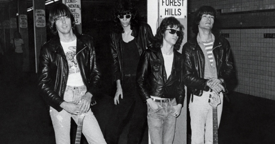 Johnny, Joey, Tommy e Dee Dee Ramone posam para foto no metrô de Nova York
