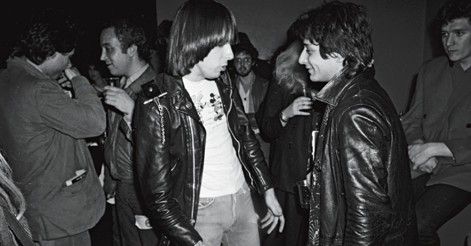 Johnny Ramone, à esquerda, conversa nos bastidores de show