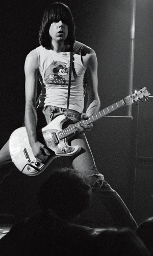 Johnny Ramone e sua guitarra Mosrite, de 50 dólares