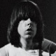 Johnny Ramone e sua guitarra Mosrite, de 50 dólares - Jenny Lens/Divulgação/Editora Leya