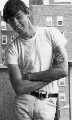 Na adolescência, antes de adotar o sobrenome "Ramone", Cummings era conhecido pelas brigas e a paixão pelo beisebol