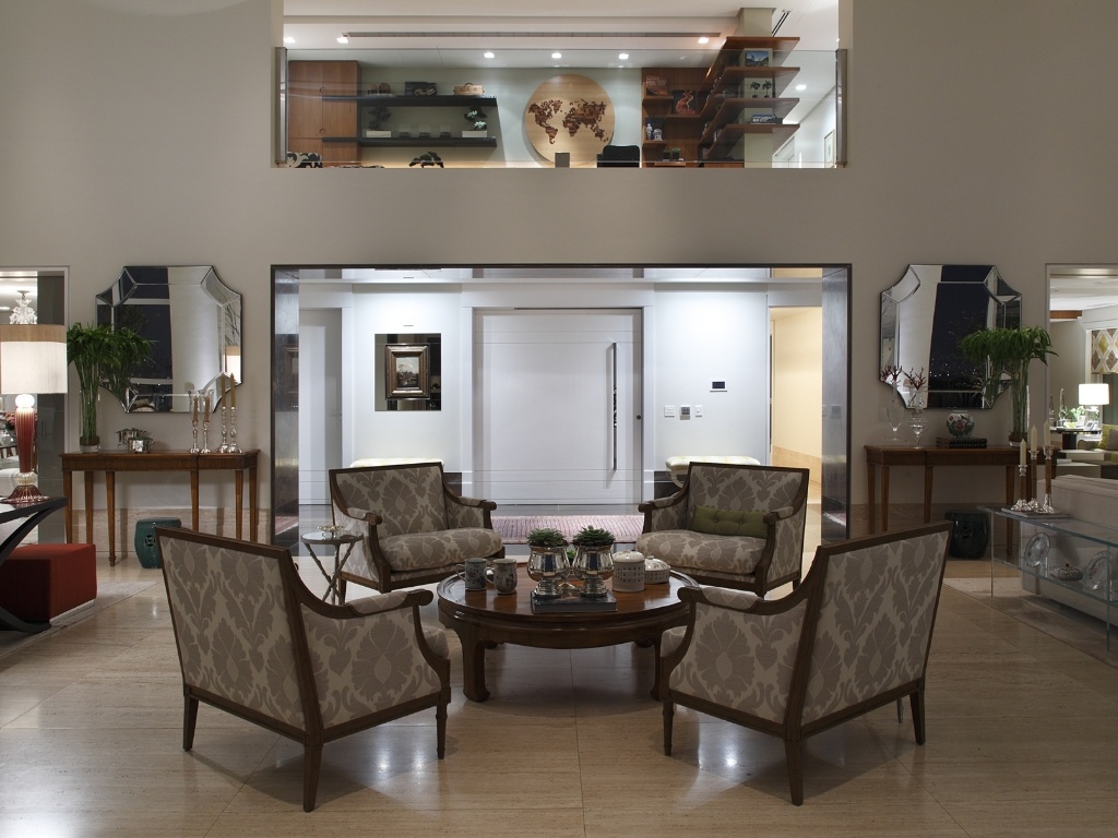 No projeto residencial realizado pela arquiteta Moema Wertheimer em parceria com a designer de interiores Márcia Bueno Netto, a porta de entrada possui revestimento por folha de compensado liso com 35 mm, frisos e aplicação de pintura alto brilho. A peça é fabricada pela Mercosul Esquadrias (www.mercosulesquadrias.com.br) e está à venda por R$ 6.642 | Preço consultado em janeiro de 2013 e sujeito a alterações - Divulgação