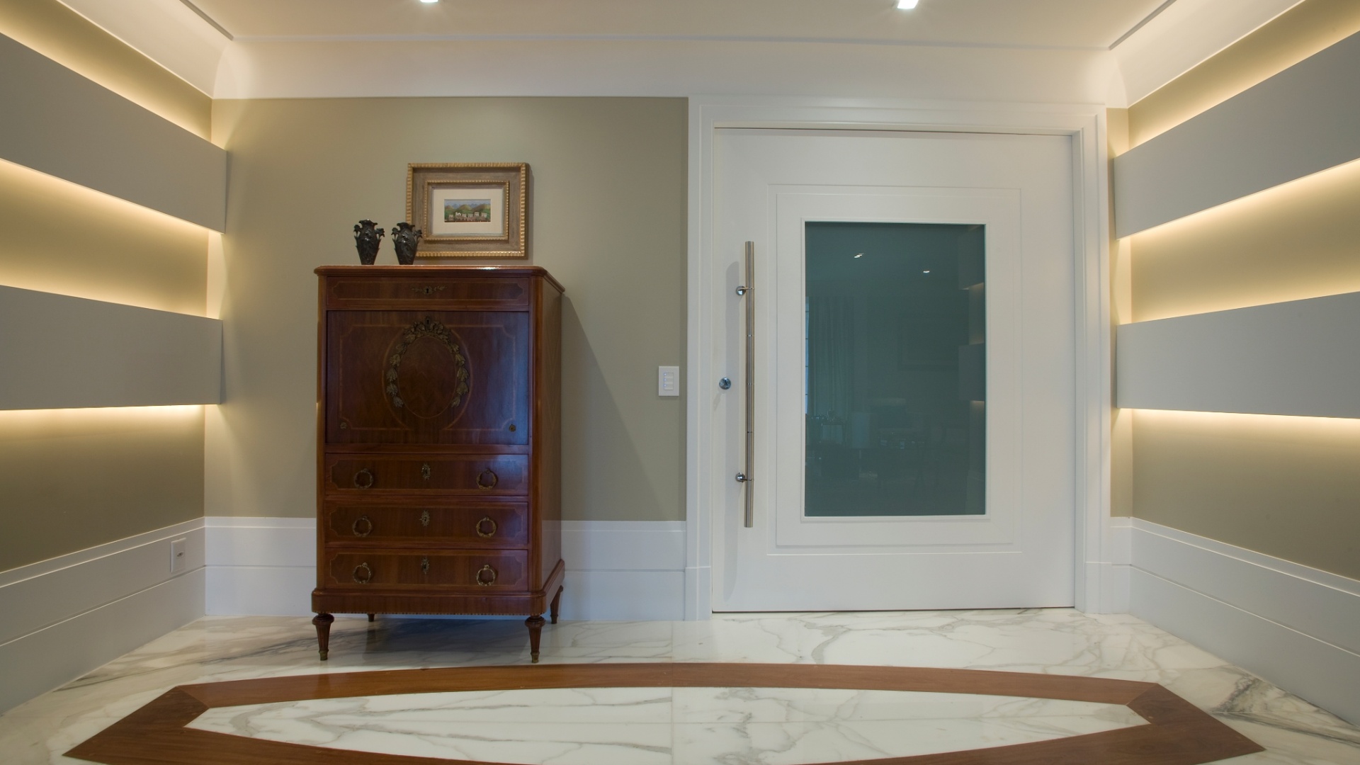 O projeto da arquiteta Suzy Melo para a porta de entrada de um apartamento no bairro do Morumbi (zona oeste de São Paulo) - com medidas de 1,56 m de largura por 2,12 m de altura - foi confecccionado em mdf com acabamento em laca branca e vidro jateado central, pela Marcenaria Digon (11 3931-7871), por R$ 3.750 | Preço consultado em janeiro de 2013 e sujeito a alterações - Divulgação