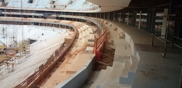 Visão interna da obra do Estádio Nacional Mané Garrincha: gramado não está pronto