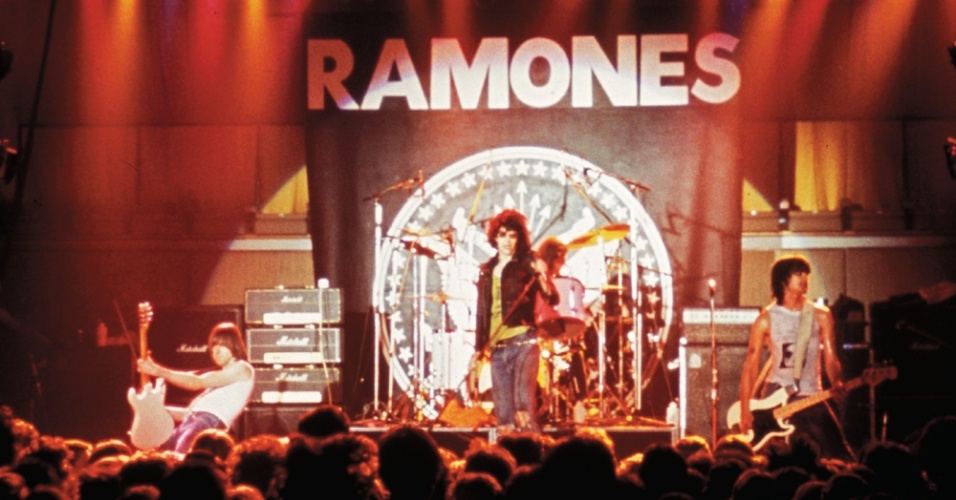 Os Ramones no palco durante show da banda