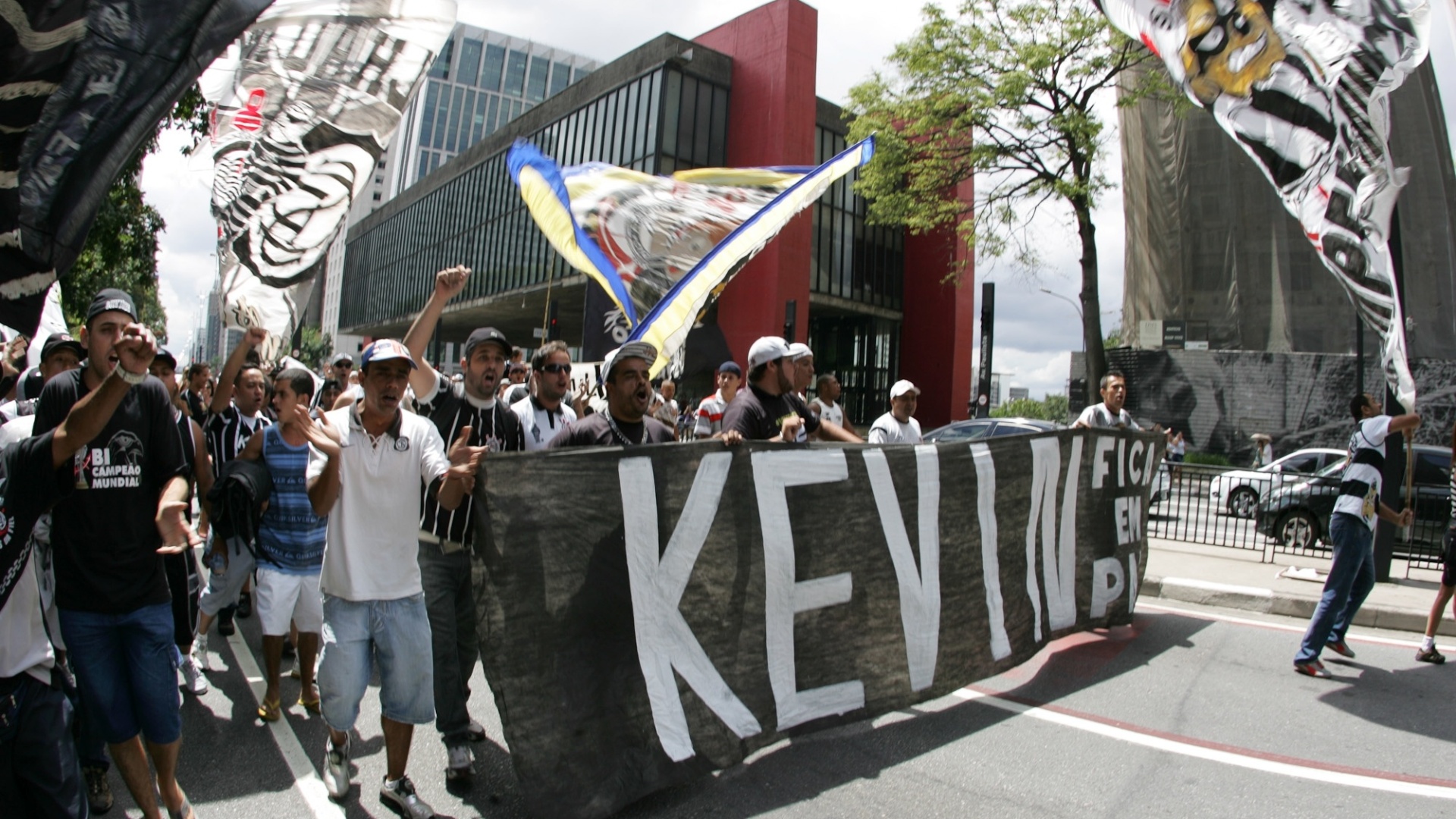 02.03.2013 - Torcedores uniformizados do Corinthians vão à avenida Paulista, em São Paulo, protestar em frente à embaixada da Bolívia pela prisão dos 12 torcedores em Oruro - Mario Ângelo/Sigmapress/Estadão Conteúdo