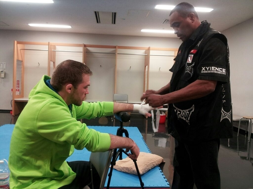 02.mar.2013 - Bryan Caraway se prepara antes de seu combate - Reprodução/Twitter