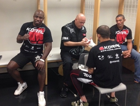 02.mar.2013 - Cristiano Marcelo, ao lado do ex-BBB Zulu, se prepara para a luta - Reprodução/Twitter