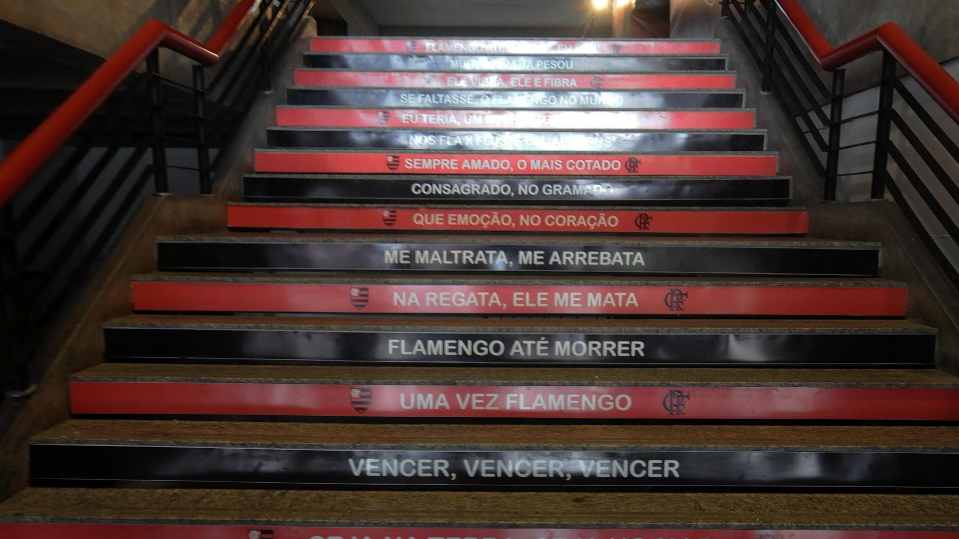 02.mar.2013 - Escadaria personalizada da Gávea mostra o hino do Flamengo - Alexandre Vidal/Fla Imagem