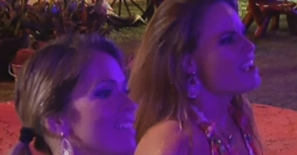 02.mar.2013 - Fani e Natália dançam durante show de Israel Novaes