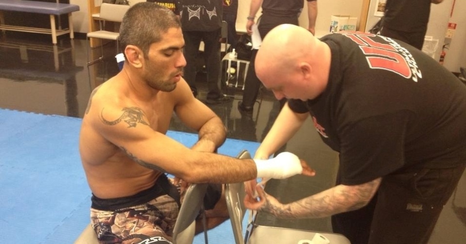 02.mar.2013 - Marcelo Guimarães faz os preparativos para a luta - Reprodução/Twitter